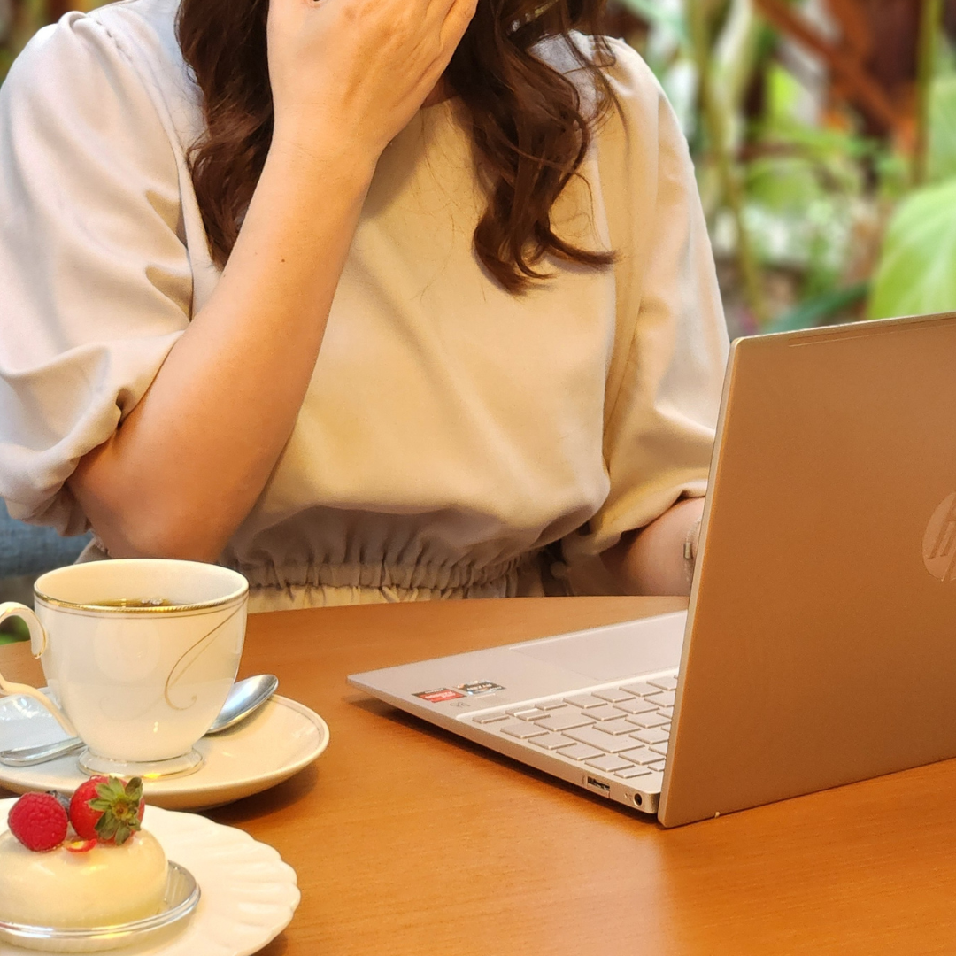 カフェでのパソコン風景